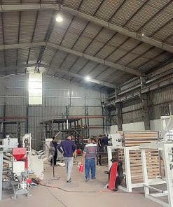 Không gian bên trong xưởng với máy móc tại thời điểm chụp