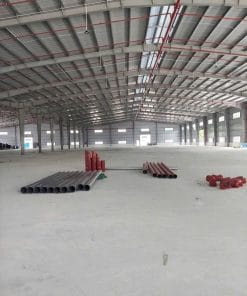Không gian bên trong xưởng Mỹ Phước 3 với hệ khung mái và đường ống màu đỏ