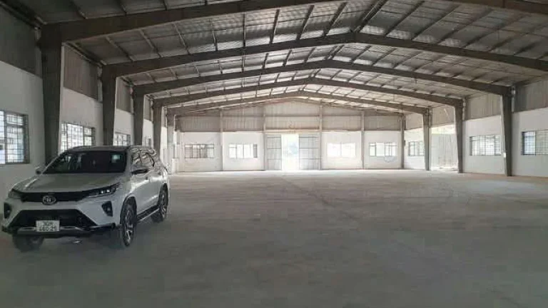 Bên trong xưởng 3.000 m² ở Hội Nghĩa, Tân Uyên, nền rộng, mái cao