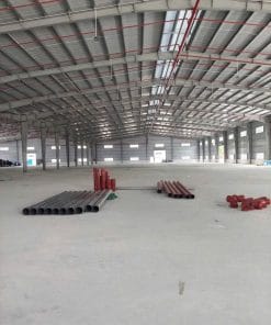 Góc nhìn dọc nhà xưởng Mỹ Phước 3, các cột và cửa lấy sáng