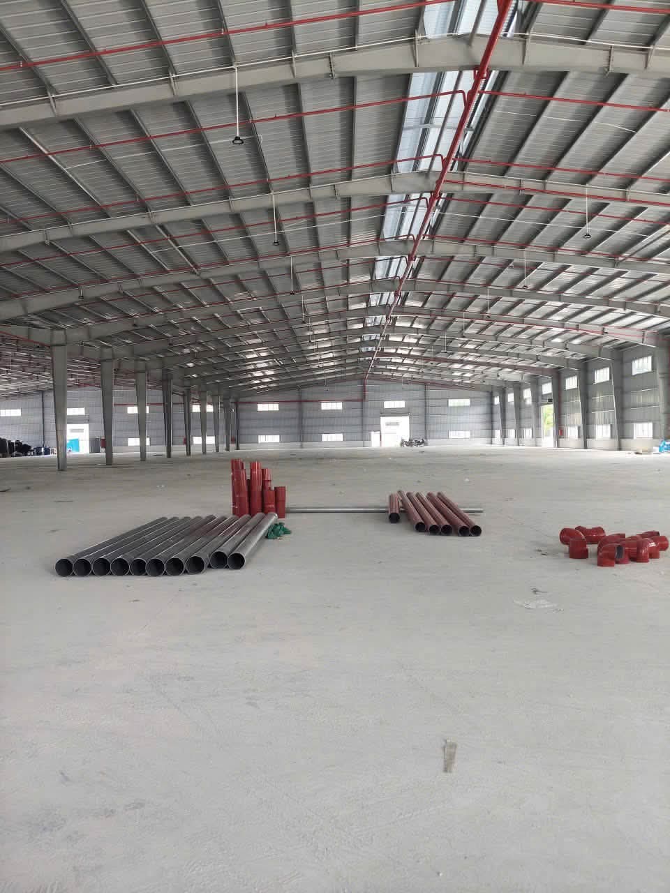 Góc nhìn dọc nhà xưởng Mỹ Phước 3, các cột và cửa lấy sáng