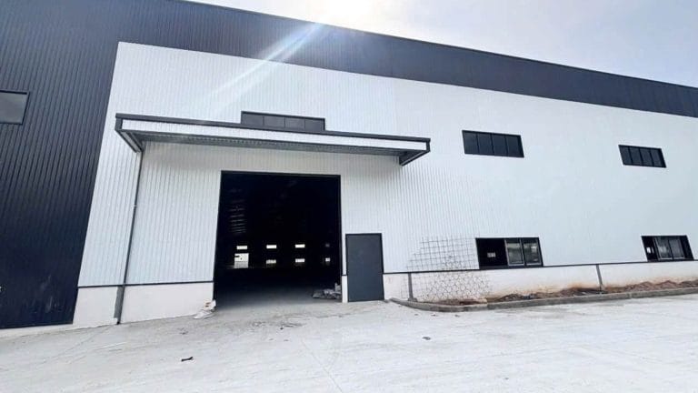 Mặt ngoài nhà xưởng và cửa ra vào tại KCN Mỹ Phước 3