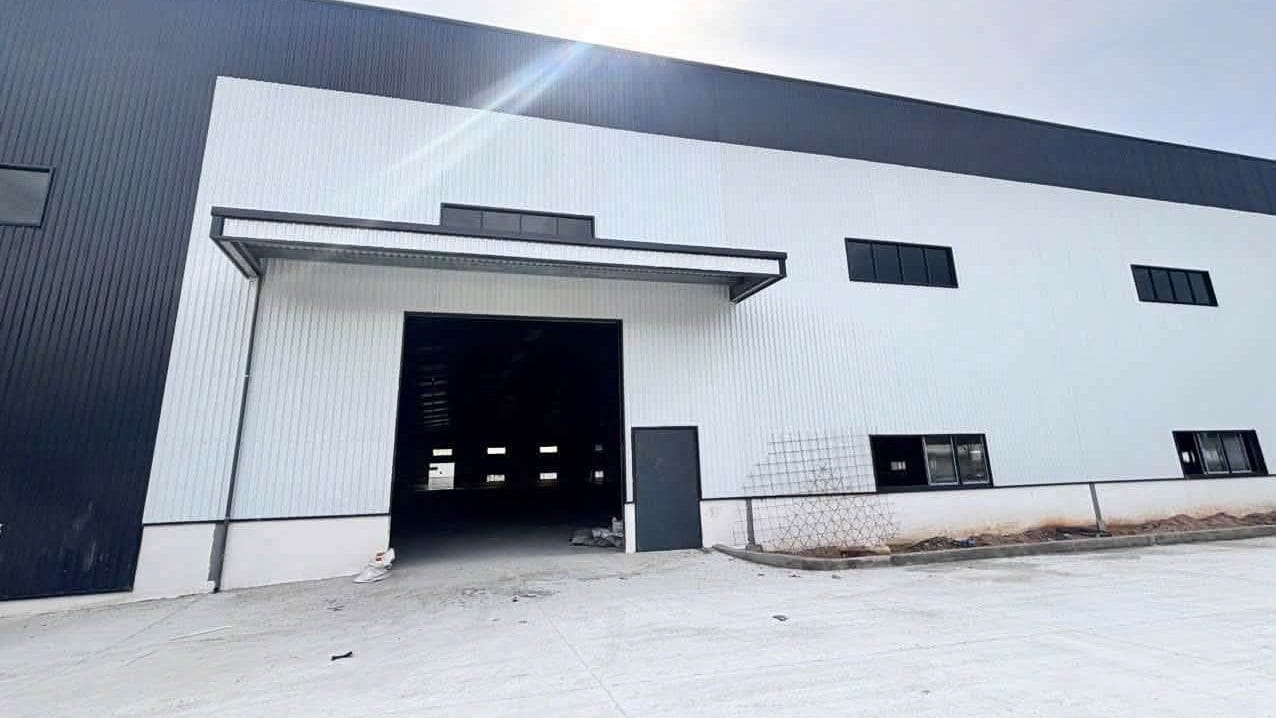 Mặt ngoài nhà xưởng và cửa ra vào tại KCN Mỹ Phước 3