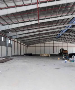 Một góc bên trong xưởng với mái và hệ thống đường ống theo ảnh cung cấp