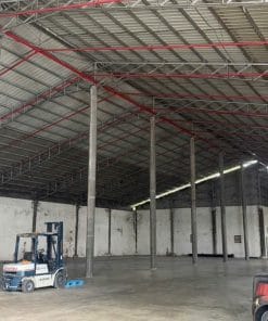 Không gian bên trong xưởng Tân Phước Khánh 1.800 m² với mái thép, cột và xe nâng