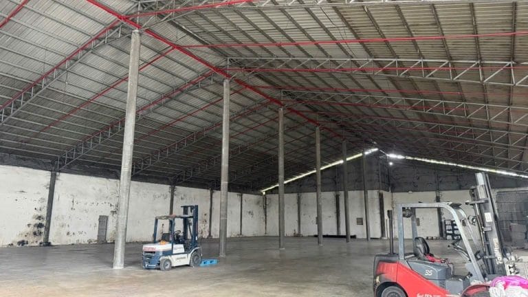 Không gian bên trong xưởng Tân Phước Khánh 1.800 m² với mái thép, cột và xe nâng