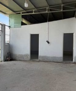 Khu phòng phụ trợ và cửa ra vào tại nhà xưởng